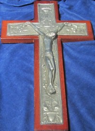 CRUCIFIJO MADERA Y METAL BAJORELIEVE